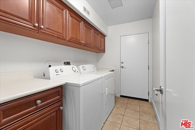 Building Photo - 6010 S Celedon Creek