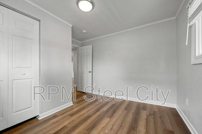 Building Photo - 903 W 15th St