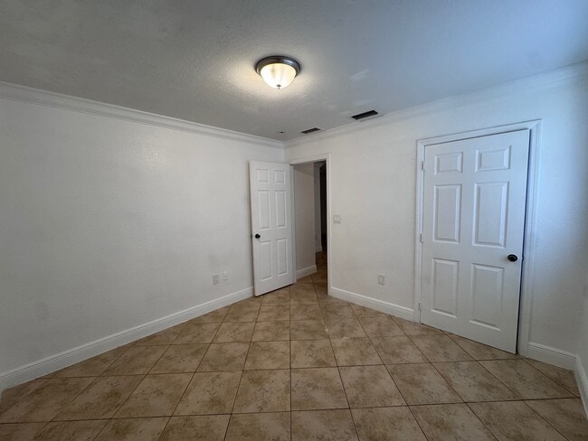 Building Photo - 5900 SW 26th St