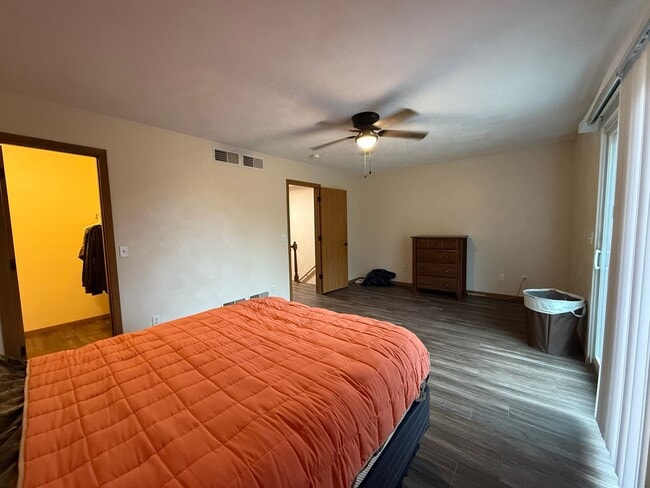 Building Photo - Beautiful 2 Bedroom Townhome - Only Steps ...