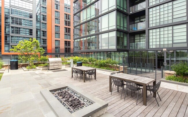 Building Photo - 1 Bed Plus Den 1 Bath! Pets Welcome! Pool!