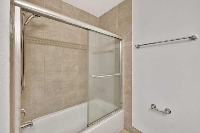Building Photo - 3055 Riverside Dr