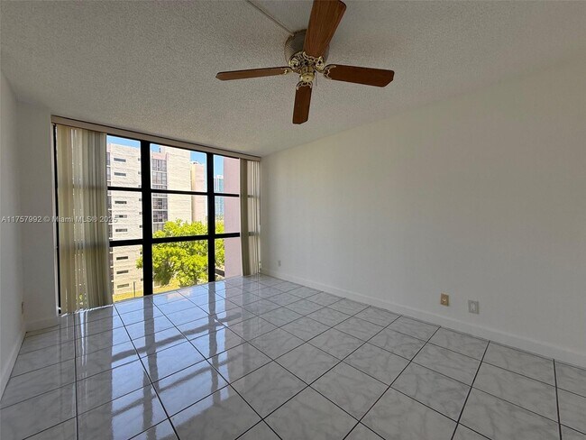 Building Photo - 17011 N Bay Rd