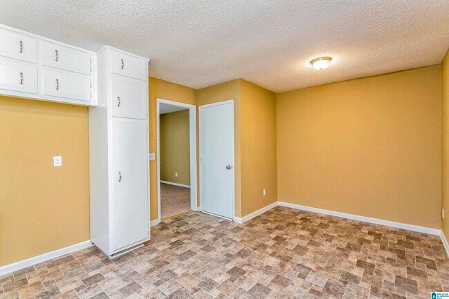 Building Photo - 5849 Janet Dr