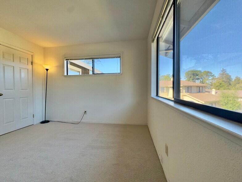 Building Photo - 2221 Pinehurst Way