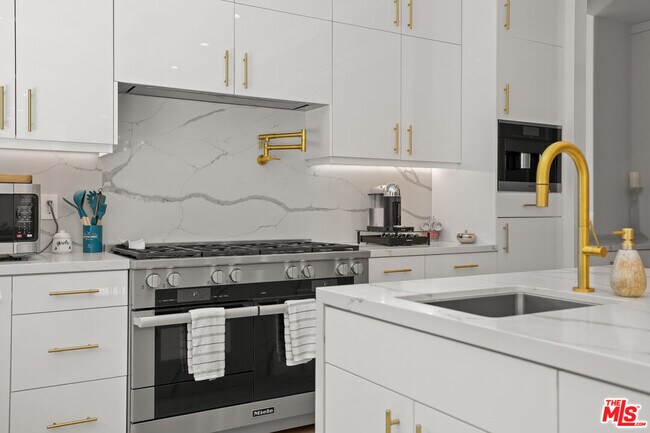 Building Photo - 13812 Cumpston St