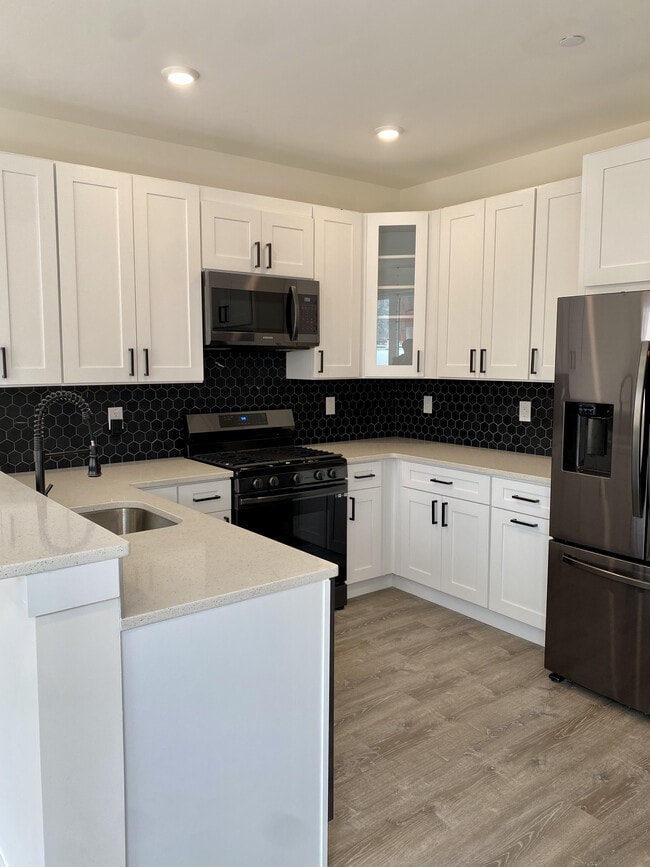 Building Photo - 821 Diamond St