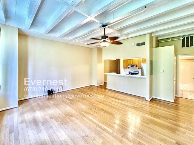 Building Photo - Cozy 1-Bedroom Condo with Convenient Acces...