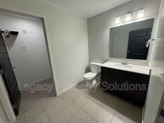 Building Photo - 208 E Greenfield Ln