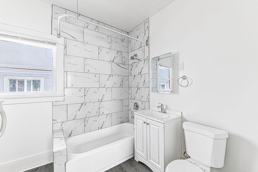 Building Photo - 1045 E 4th St