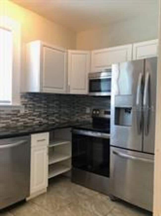 Building Photo - 2 Bedroom / 2 Bath Bungalow in Sanford's Historic District!