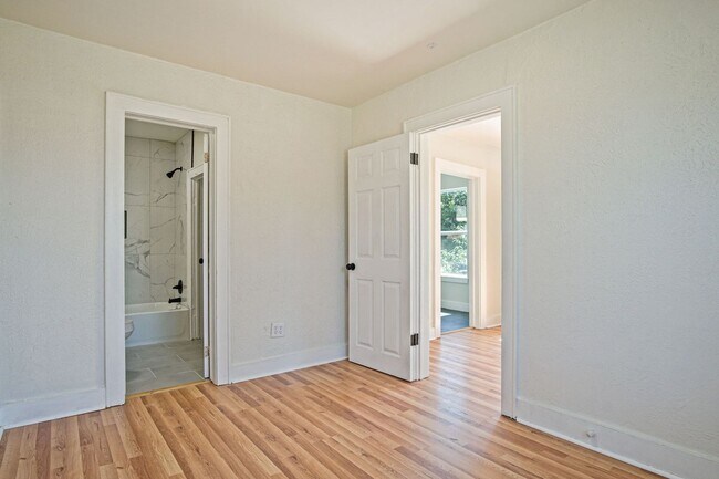 Building Photo - Modern 1-Bedroom Apartment with Thoughtful Design