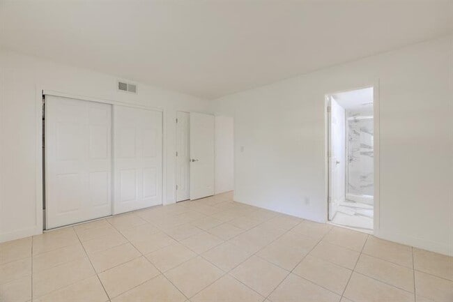 Building Photo - 1017 NW 30th Ct