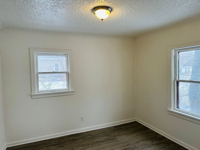 Building Photo - Pet Friendly 4 bedroom 2 bath with off str...