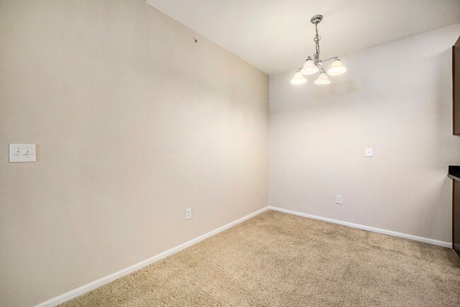 Building Photo - Top Floor Condo, Panoramic Mountain Views!