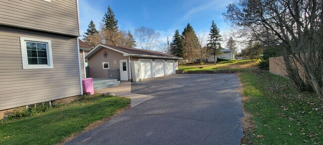 Building Photo - Available August 1st - 3 Bed Home in Cloqu...
