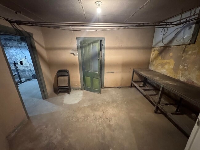 Building Photo - 303 Doty St