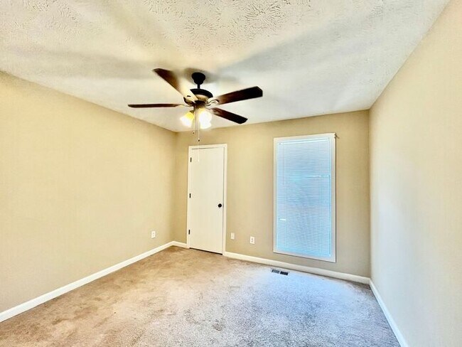 Building Photo - 384 McKees Rock Ln
