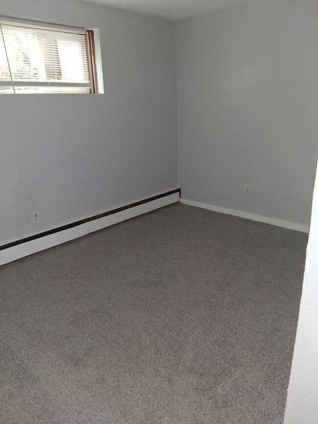 Building Photo - One bedroom Maplewood off Stillwater