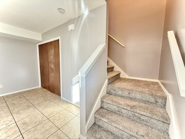 Building Photo - 3 Bedroom Townhome Available March 1