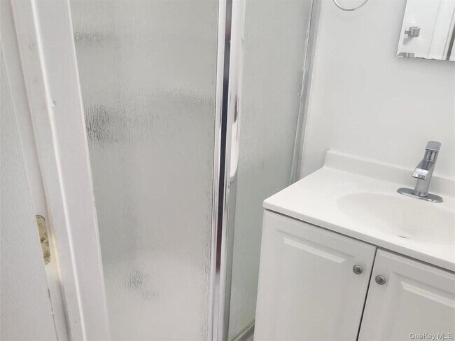 Building Photo - 82-74 Country Pointe Cir