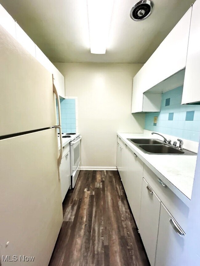 Building Photo - 405 Colonial Dr