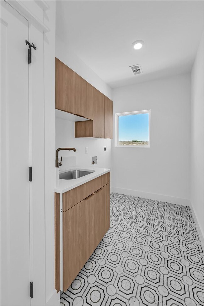 Building Photo - 123 S Paddock Loop
