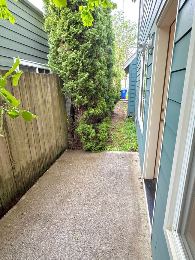 Building Photo - ROMAA01