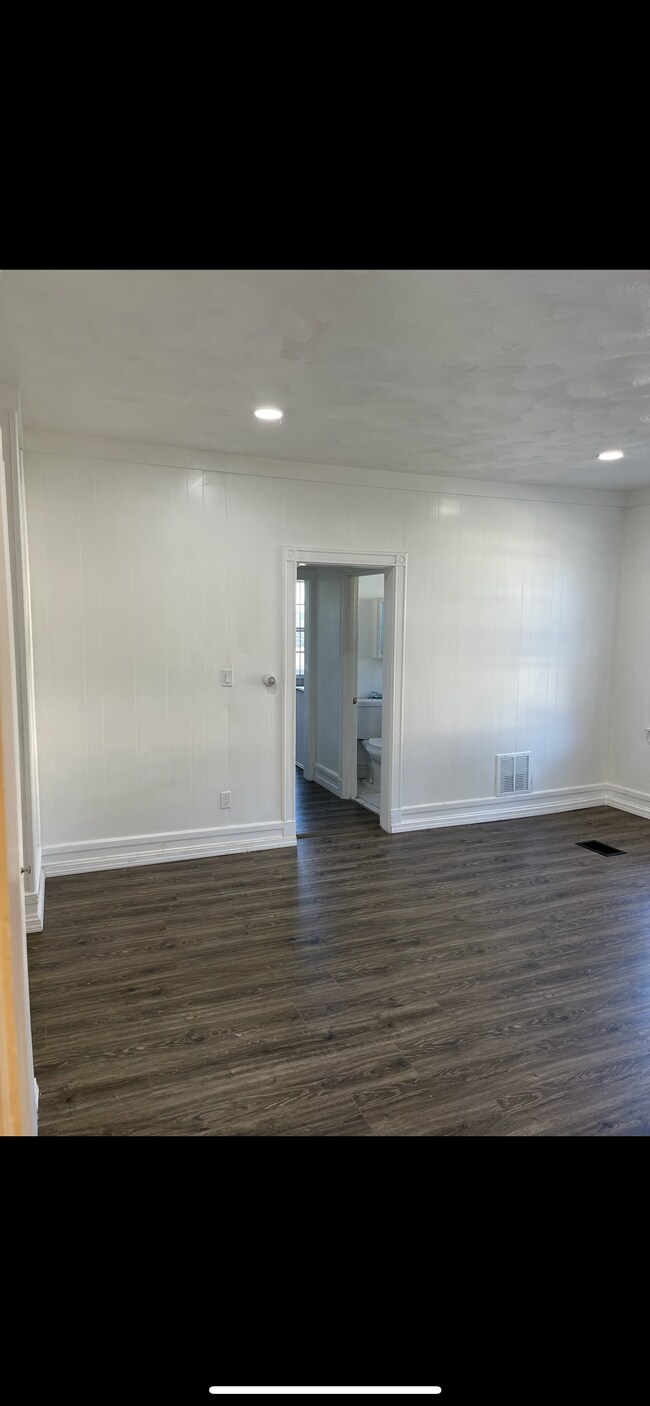 Building Photo - 411 Dover St