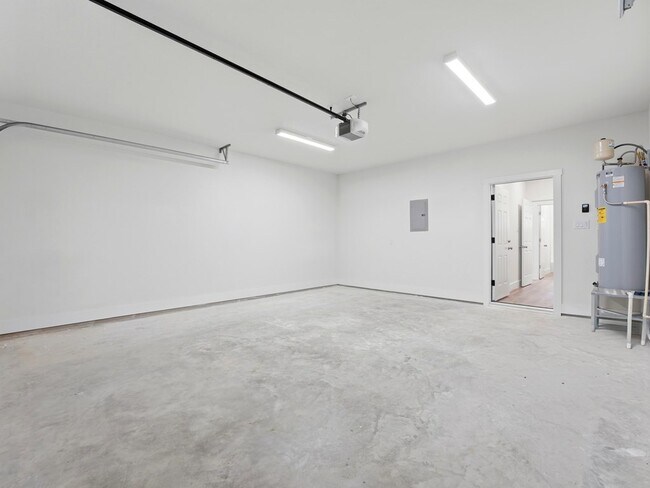 Building Photo - 609 Elm St