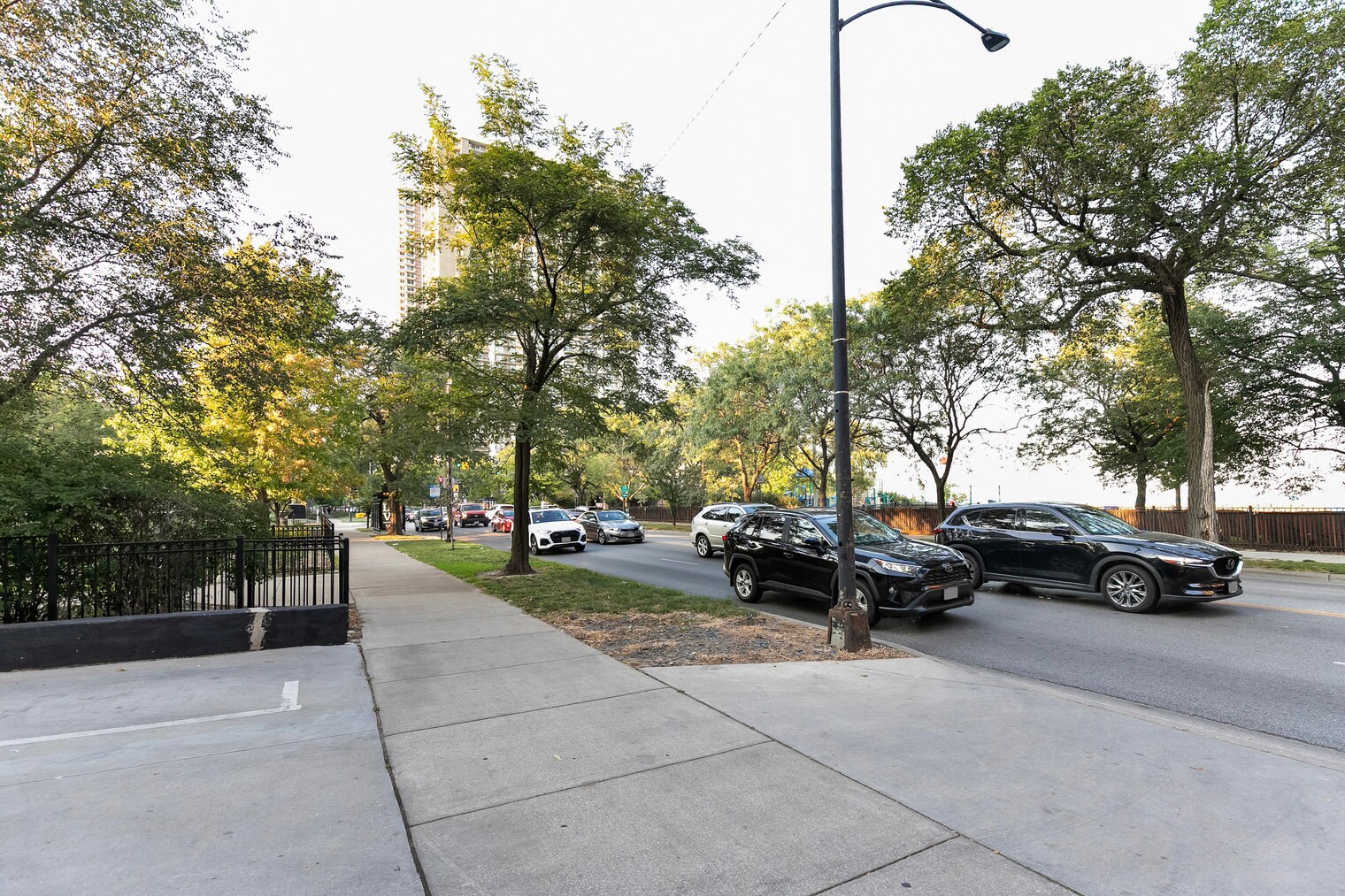 Building Photo - 5910 N Sheridan Rd