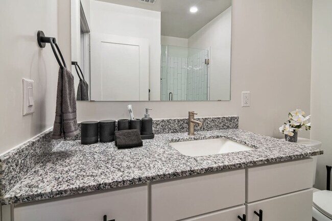 Building Photo - 701 Richmond Ave.