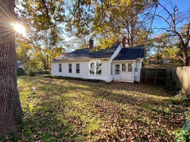 Building Photo - Spacious 3 bedroom and 1 bath home with FE...