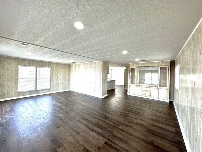 Building Photo - Stunning 2/2 Home in 55+ Leesure Village