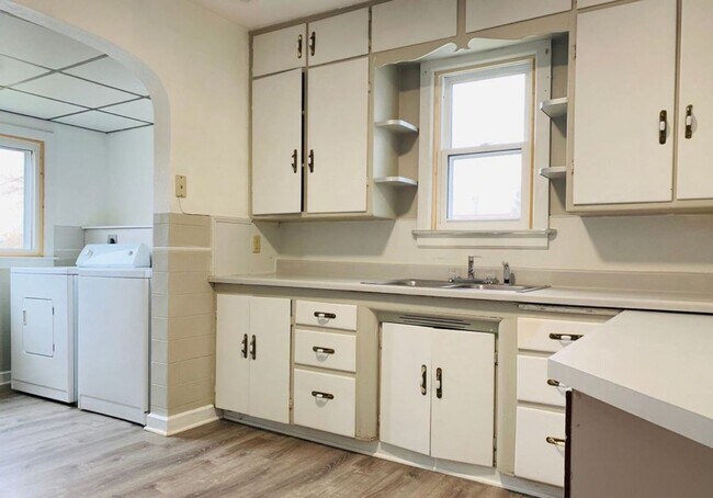 Building Photo - 1706 Colorado Ave NE