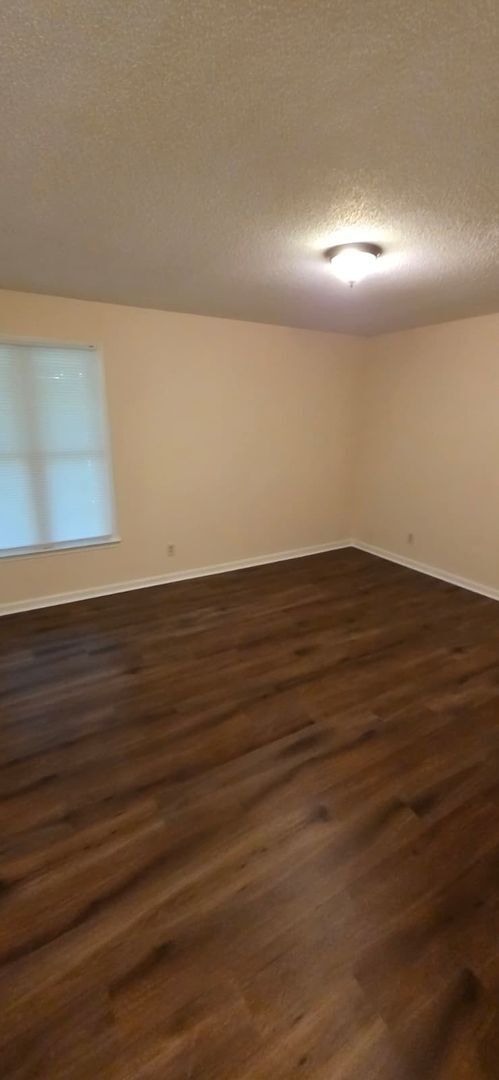 Building Photo - ****** HALF OFF FIRST FULL MONTH OF RENT!! ******