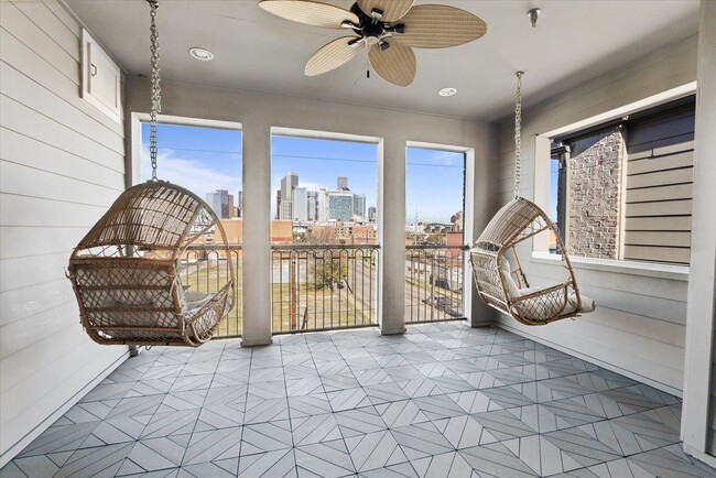 Building Photo - 1005 St Charles St