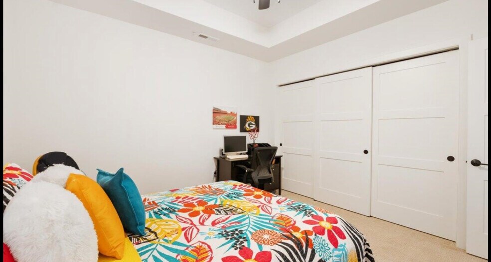 Building Photo - 5600 Lake Edge Rd