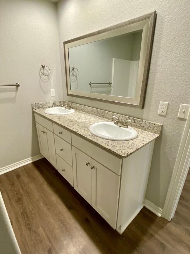 Building Photo - Lovely 3 Bedroom Home Ready NOW! Pets Welc...