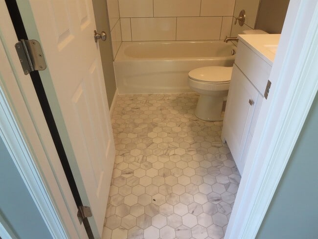 Building Photo - 324 2nd St