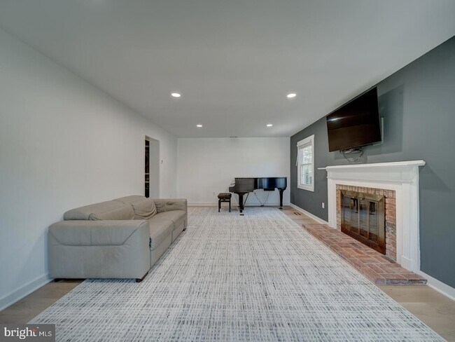Building Photo - 1782 Shaftsbury Ave