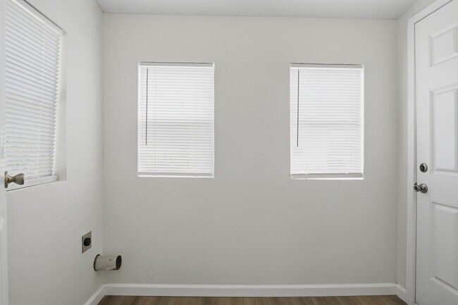 Building Photo - 1237 Staton Dr