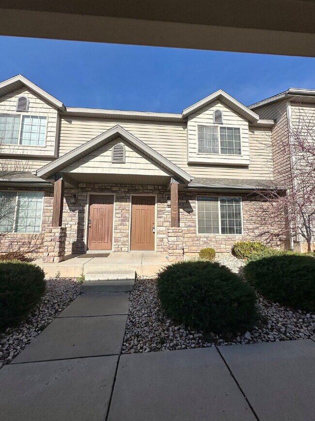 Building Photo - "Charming 3-Bed Townhouse in Cedar City – Spacious 1365 Sq Ft with 2.5 Baths!"