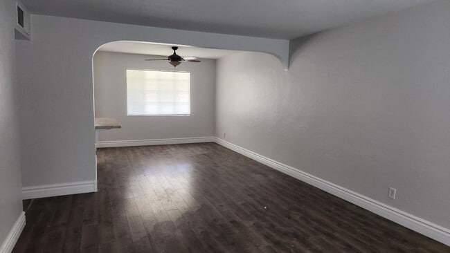 Building Photo - Great Centrally located 3 bedroom home wit...