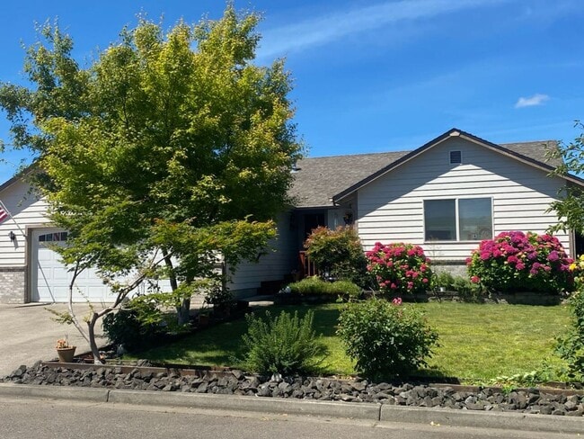 Building Photo - Green area 3 Bedroom 2 Bath with Garage