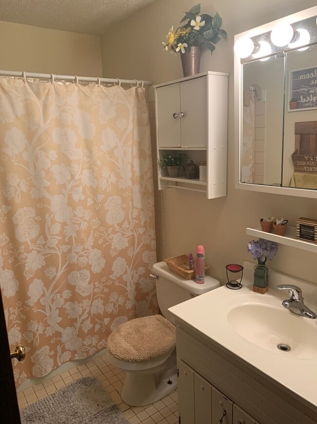 Building Photo - 2 Br / 1 Ba TH w/ 1-Car Garage in Brooklyn...