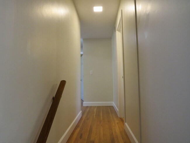 Building Photo - Bellevue Robinswood Mid Century 4bed/3bath Tri-Level $3800.00