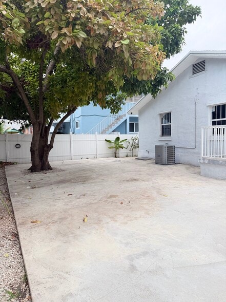 Building Photo - 753 NW 22nd Ct