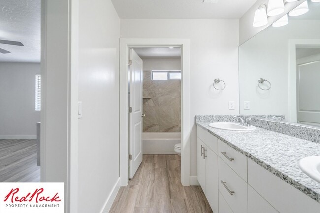 Building Photo - Gorgeous 3 Bedroom Townhome in Washington!