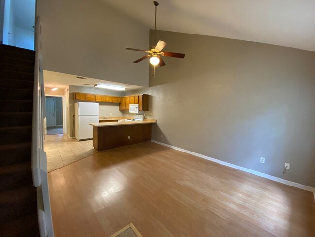 Building Photo - 2/2 Townhome in Continental Oaks Community...